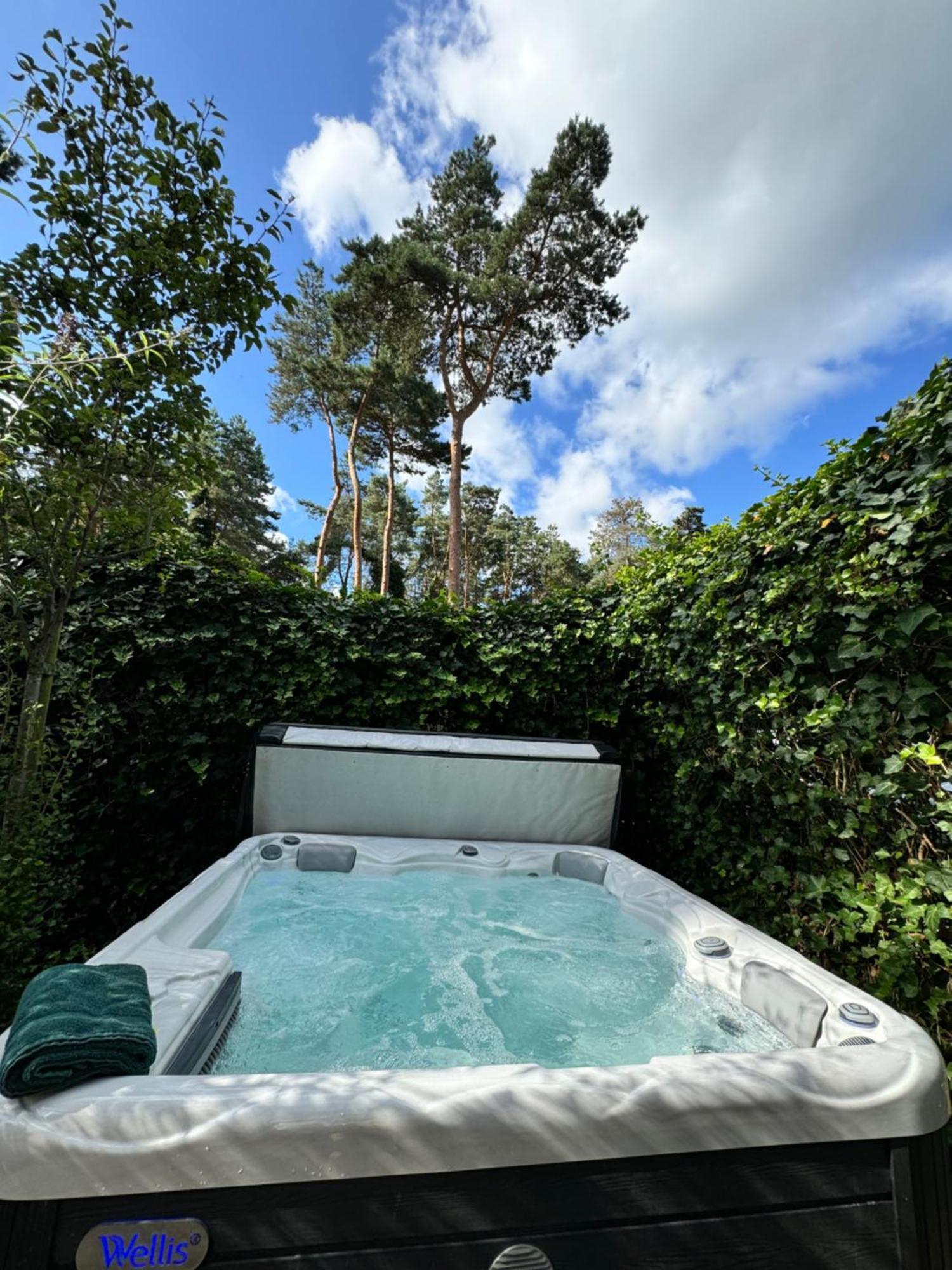 Houten Chalet/Bungalow In Het Bos, Sauna, Jacuzzi Meijel Bagian luar foto